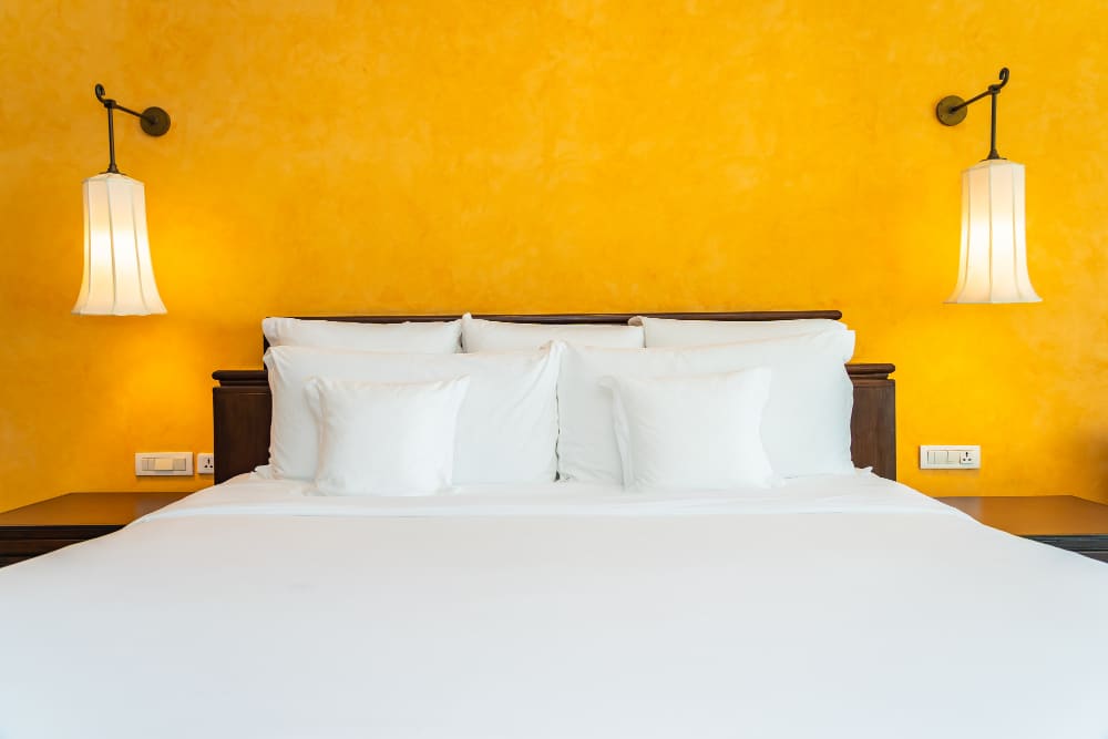 اللون الأصفر في غرفة النوم